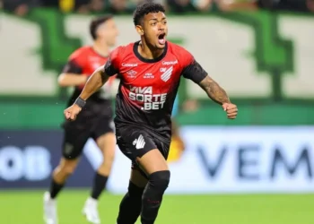 Léo Derik, do Athletico-PR, é condenado a 13 anos de prisão por estupro