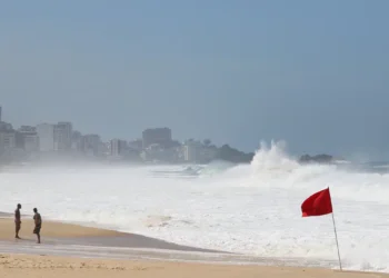Rio terá dia de temperatura em declínio com chuva e mar de ressaca