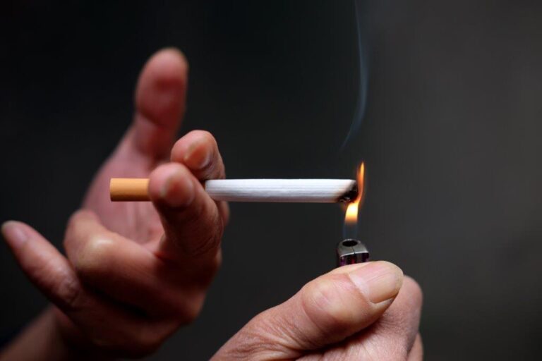 O cigarro é o principal fator de risco para o câncer de pulmão_Foto Magnific