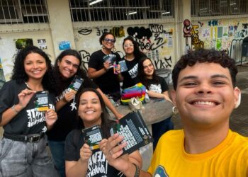 Estar longe de casa não é motivo para ficar sem votar. Confira o passo a passo de como pedir o voto em trânsito antes do prazo se encerrar