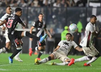 Mesmo com um jogador a mais, Vitória é dominado e perde para o Vasco, pela Copa do Brasil