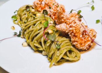 Jota Gastronomia lança menu executivo com referências ao Rio Vermelho