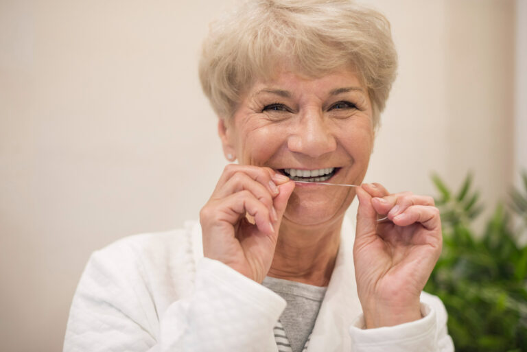 Uso do fio dental (Imagem Magnifik)