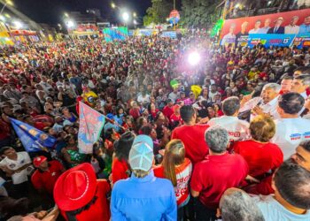 Jérônimo reúne multidão em comício em Itaberaba