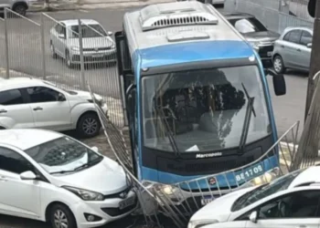 Buzufba atinge Faculdade de Odontologia da UFBA após motorista passar mal