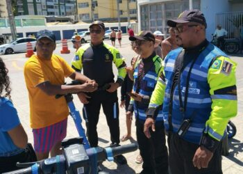 Fiscalização no Farol da Barra reforça regras para uso de patinetes elétricos em Salvador
