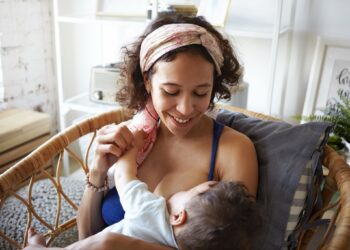 Agosto Dourado: amamentação protege, fortalece vínculos e reduz riscos à saúde da mãe e do bebê