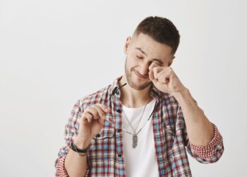 O hábito de segundos que pode prejudicar a visão por muitos anos