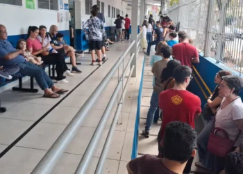 Paulistanos enfrentam filas para tomar vacina contra sarampo