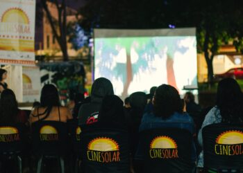 Cinema ao ar livre terá programação infantil e pipoca gratuita no Phoc III