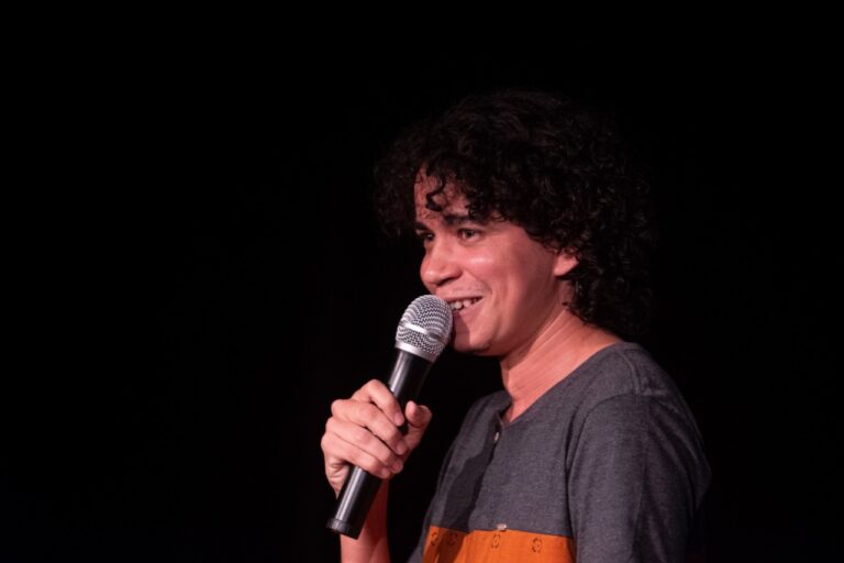secult-show-de-stand-up-alberto-martins-paulo-papel-foto-divulgação