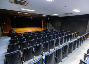 Comédia ‘As Meninas da Pesada’ leva humor e reflexão ao palco do Teatro Alberto Martins