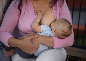 Agosto Dourado: 4 mitos e verdades sobre amamentação e o tratamento do câncer