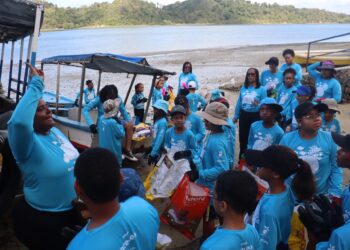 Aproximadamente 500 kg de resíduos são retirados e 350 mudas de mangue são plantadas na Ilha de Maria Guarda