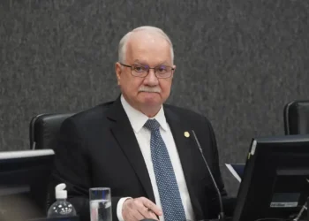 Fachin dá 24 horas para PF enviar informações sobre celular de Vorcaro: Ministro André Mendonça não deu acesso ao aparelho