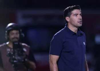 Abel Ferreira é denunciado no STJD após chutar microfone em Palmeiras x Mirassol