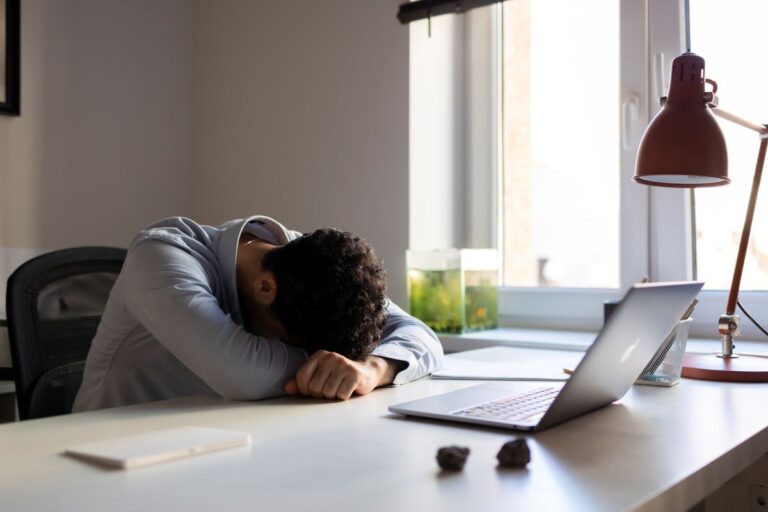 Cansado do trabalho - foto Magnific