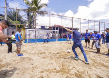 Prefeito entrega campo na Praia de Periperi e visita Camelódromo de Novo Horizonte