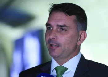 Mendonça incluiu Flávio Bolsonaro como investigado no caso Dark Horse