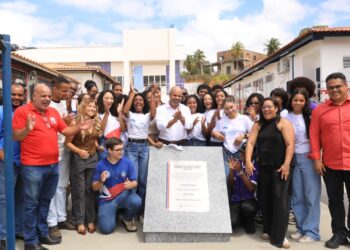 Estado da Bahia entrega escola em Saubara e autoriza pavimentação em Floresta Azul