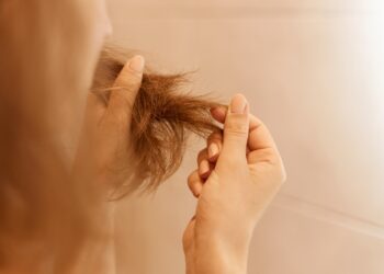 Queda de cabelo: quando a perda dos fios deixa de ser normal? Especialista explica sinais de alerta e riscos de tratamentos por conta própria