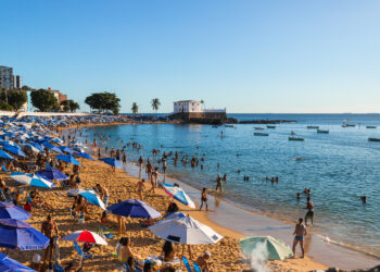 Prefeitura de Salvador inicia instalação de boias de delimitação de área de banho no Porto da Barra nesta terça (1º)
