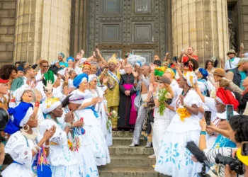 Lavagem de Madeleine exalta cultura afro-brasileira em Paris