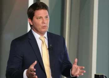 Dino cita risco de evasão e proíbe deputado Mario Frias de deixar país