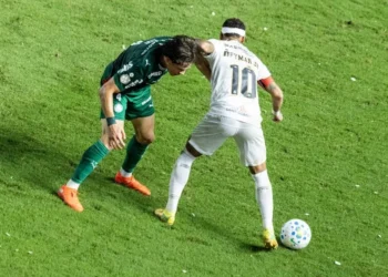 Neymar sente dores na coxa, deixa clássico contra o Palmeiras no intervalo e vira dúvida no Santos