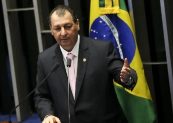 Relator da CCJ rejeita emendas da oposição que buscavam manter 6×1