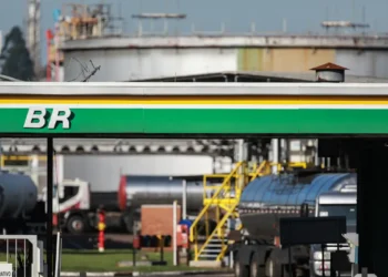 Petrobras aumenta diesel, mas subsídio mantém valor final; entenda