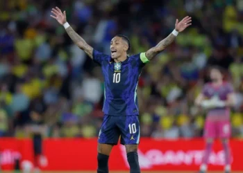 Raphinha é cortado da Seleção Brasileira após exame apontar edema na coxa
