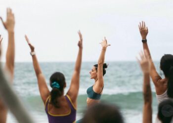 Blue Praia celebra chegada da primavera com Yoga ao Amanhecer na Praia do Buracão