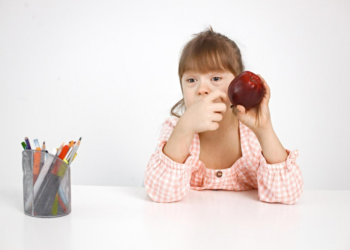 Alimentação de crianças com deficiência exige cuidado individualizado