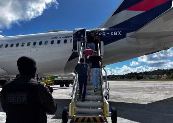 Cinco homens apontados como chefes de facções presos na Bahia são transferidos para presídios federais de segurança máxima
