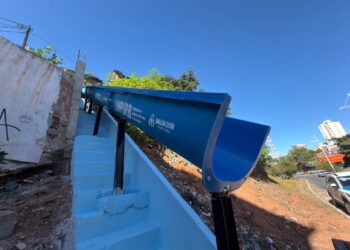 Lixoduto de fibra de vidro que facilita descarte em encostas começa a ser testado em Salvador