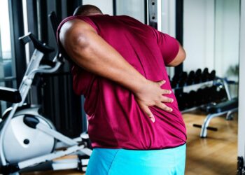Treinar com dor na coluna é seguro? Médico explica quando insistir pode piorar o problema