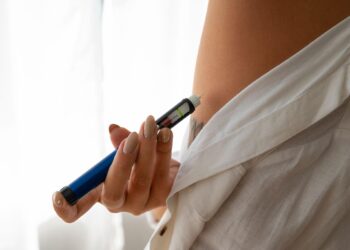 Canetas emagrecedoras podem provocar queda de cabelo? Entenda a relação