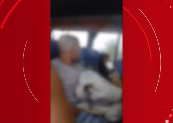 Homem é preso por importunação sexual contra mulher em ônibus; vítima registrou ação do suspeito