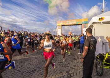 Bruno Reis participa da Maratona Salvador e enfatiza importância da prova para a economia local: “Temos 50% dos participantes de fora da cidade”