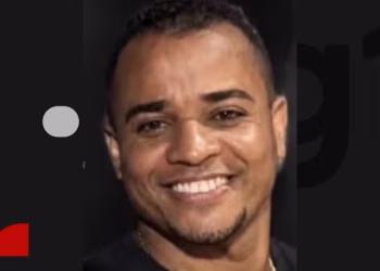 Filho de cantor do Olodum morre após bater moto em rolo compactador