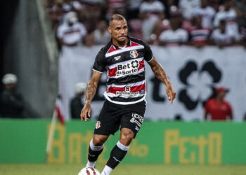 Recém-chegado, Arilson celebra classificação do Santa Cruz e destaca equilíbrio da Série C