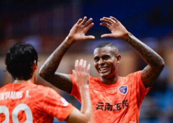 Cléber marca três gols, chega a 12 na temporada e se destaca pelo Yunnan Yukun, na China