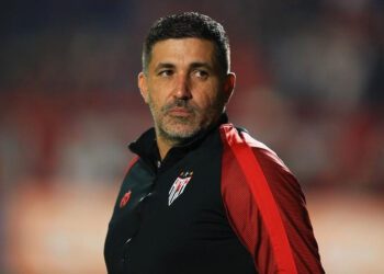 Com mais de 200 jogos como treinador, Eduardo Souza faz balanço da carreira e revela negociações para assumir novo desafio