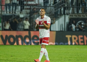 Pedro Castro celebra números, vê CRB em crescimento na Série B, mas pede ‘pensamento jogo a jogo’