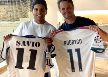 Camisas 11 do Real Madrid, Savio e Rodrygo se encontram na Espanha e trocam presentes