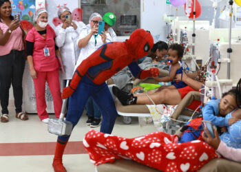 Guarda Municipal leva personagens de quadrinhos a hospital para fazer a alegria de crianças