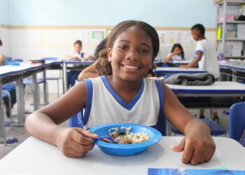 Salvador serve 180 mil refeições balanceadas por dia a 160 mil estudantes da rede municipal