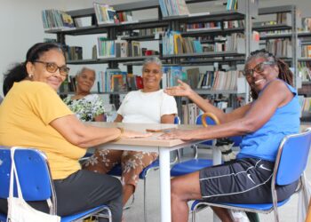 Dia Nacional do Livro: oficina de artesanato reúne mulheres idosas em biblioteca no CEU de Valéria