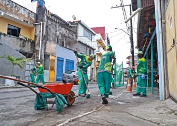 Bairro no Grau leva mutirão de limpeza a Novo Horizonte e já beneficiou mais de dez localidades de Salvador